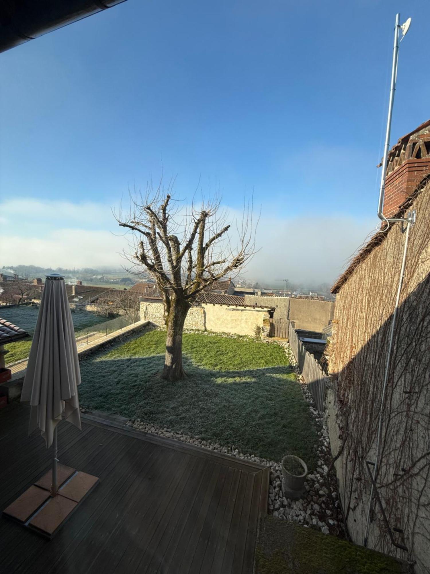 Gite Du Chateau De Treffort Трефор Екстериор снимка